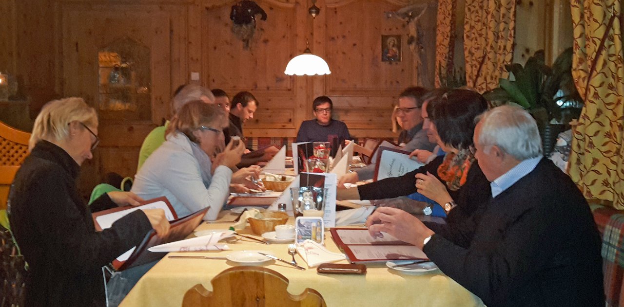 27 gemeinsames Abendessen im Dorfplatzl in Pettneu.jpg - Gemeinsames Abendessen im Dorfplatzl in Pettneu